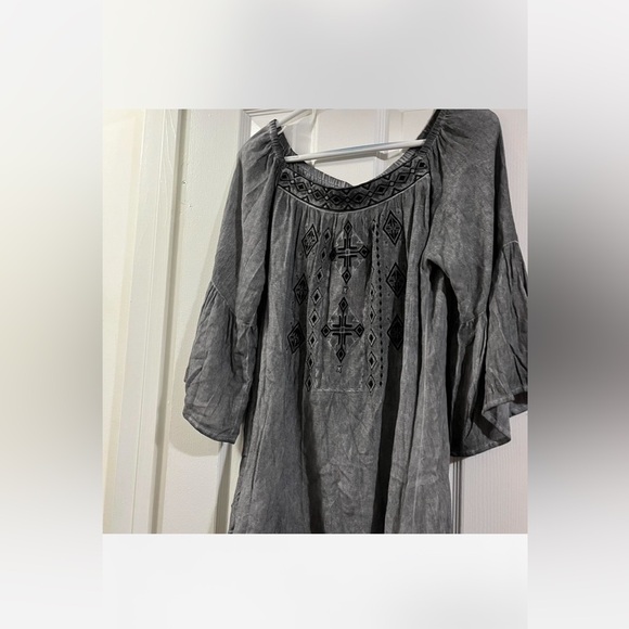 POL Tops - POL Gray Embroidered Peasant Tunic S NWT